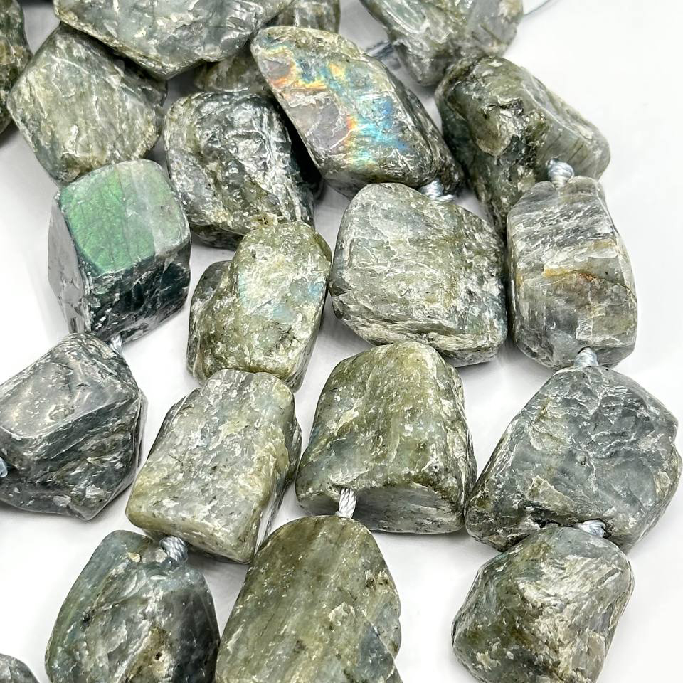 Лабрадорит необработанный средний размер бусин 25*27мм натуральный камень