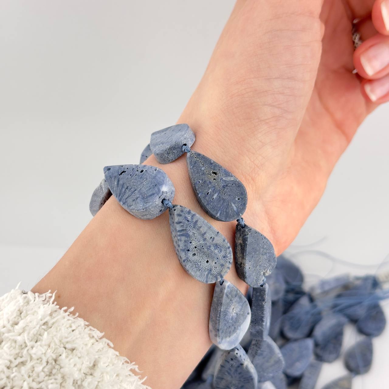 Коралл тонированный размер 16*28мм натуральный камень